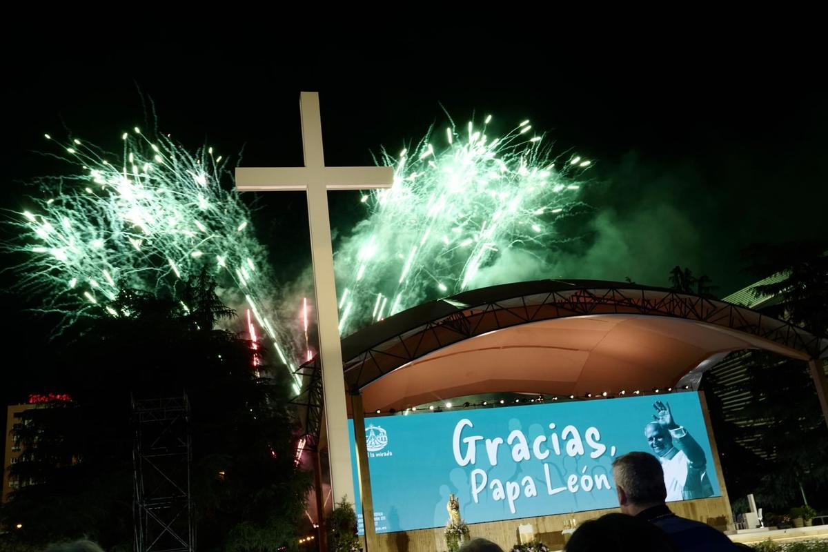 Fuegos artificiales al final de la vigilia de oración del papa en Madrid.