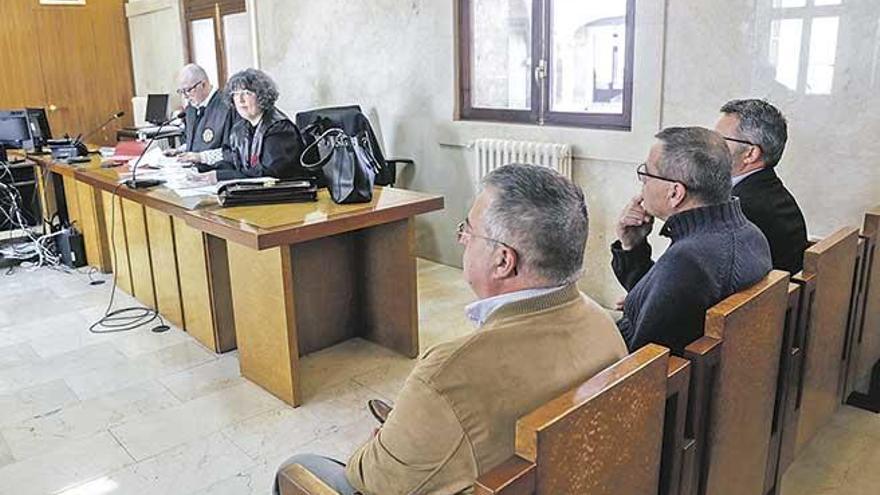 El juicio contra los tres agentes comenzará el lunes.