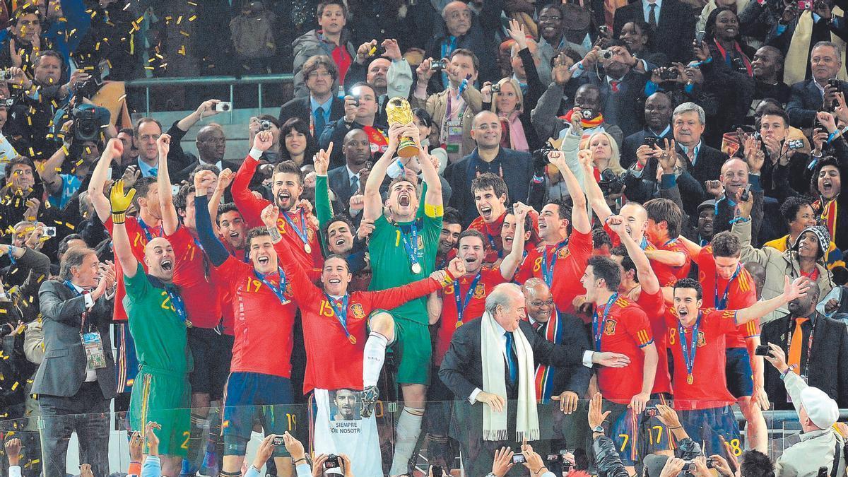 La Selección Española levantando su primer Mundial en el estadio de Johannesburgo