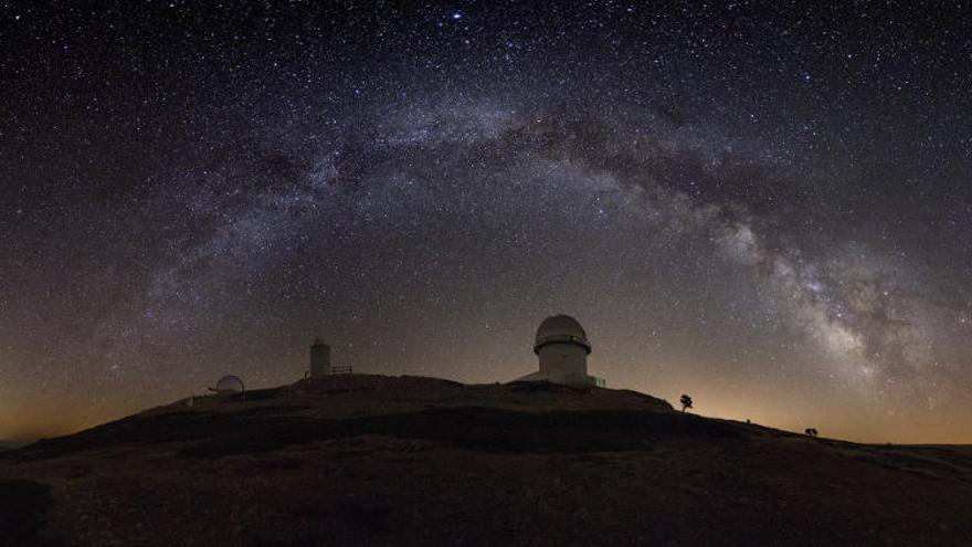 La Vía Láctea sobre el Observatorio Astrofísico de Javalambre.