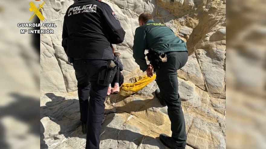 La Guardia Civil localiza en un acantilado de Villajoyosa a una mujer desaparecida