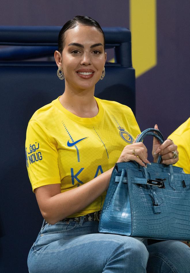 Georgina Rodríguez, fan de la tendencia 'bloke core' con la camiseta de fútbol de Cristiano Ronaldo