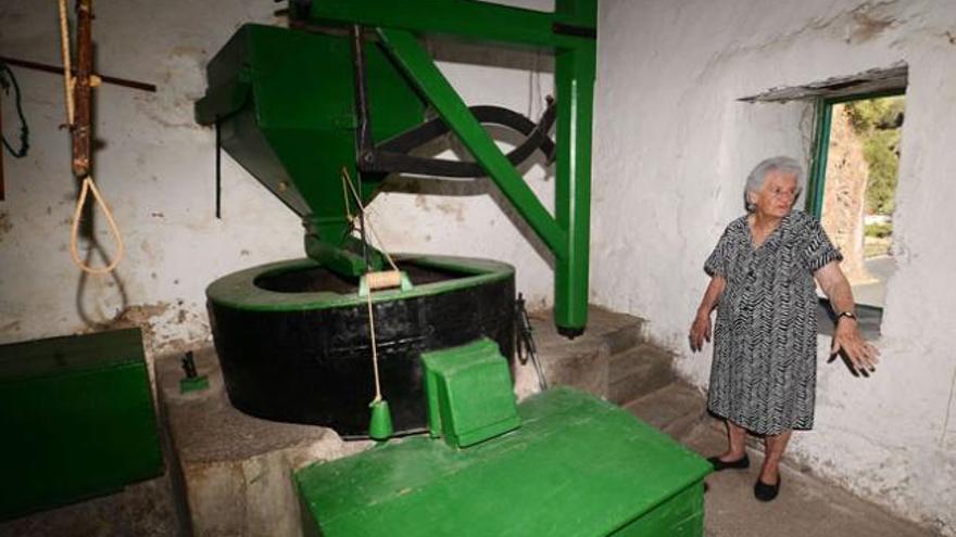 Lolita Suárez, ayer en el interior del molino de agua del barrio Los Arenales, ubicado en las cumbres de Telde.  | yaiza socorro