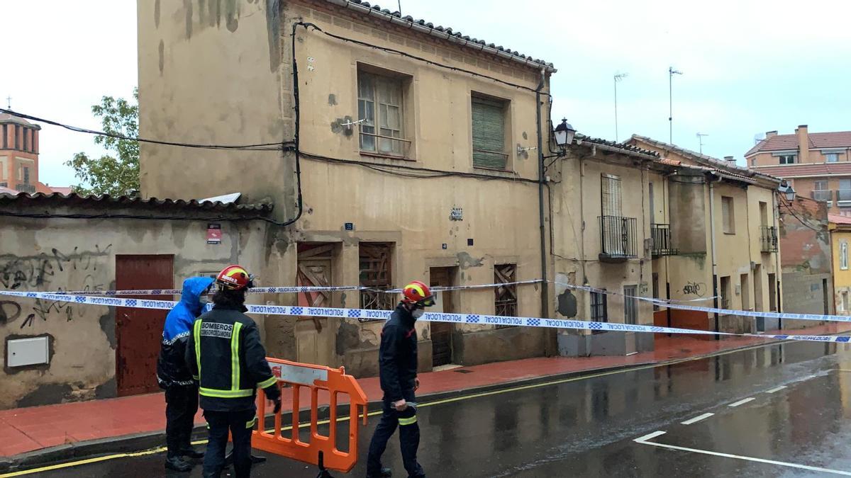 Bomberos y agentes de la Policía Local ante la vivienda tras producirse el derrumbe interior.