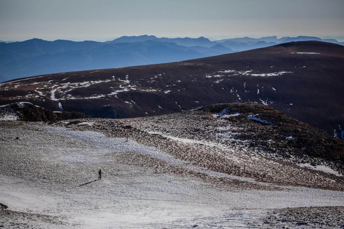 El aumento de las temperaturas significa que la gran mayoría de las estaciones de esquí del mundo ya dependen de la nieve artificial para aumentar la capa de nieve y prolongar la temporada, pero una racha récord de clima templado a fines de diciembre significa que incluso la nieve artificial ya no es posible en algunas áreas como en La Molina