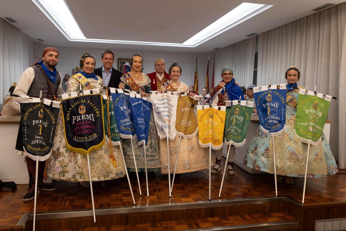 Foto 3. El presidente y las falleras de Abú Masaifa, falla ganadora en categoría Infantil, posan con los banderines conseguidos junto al alcalde Roger Cerdà.