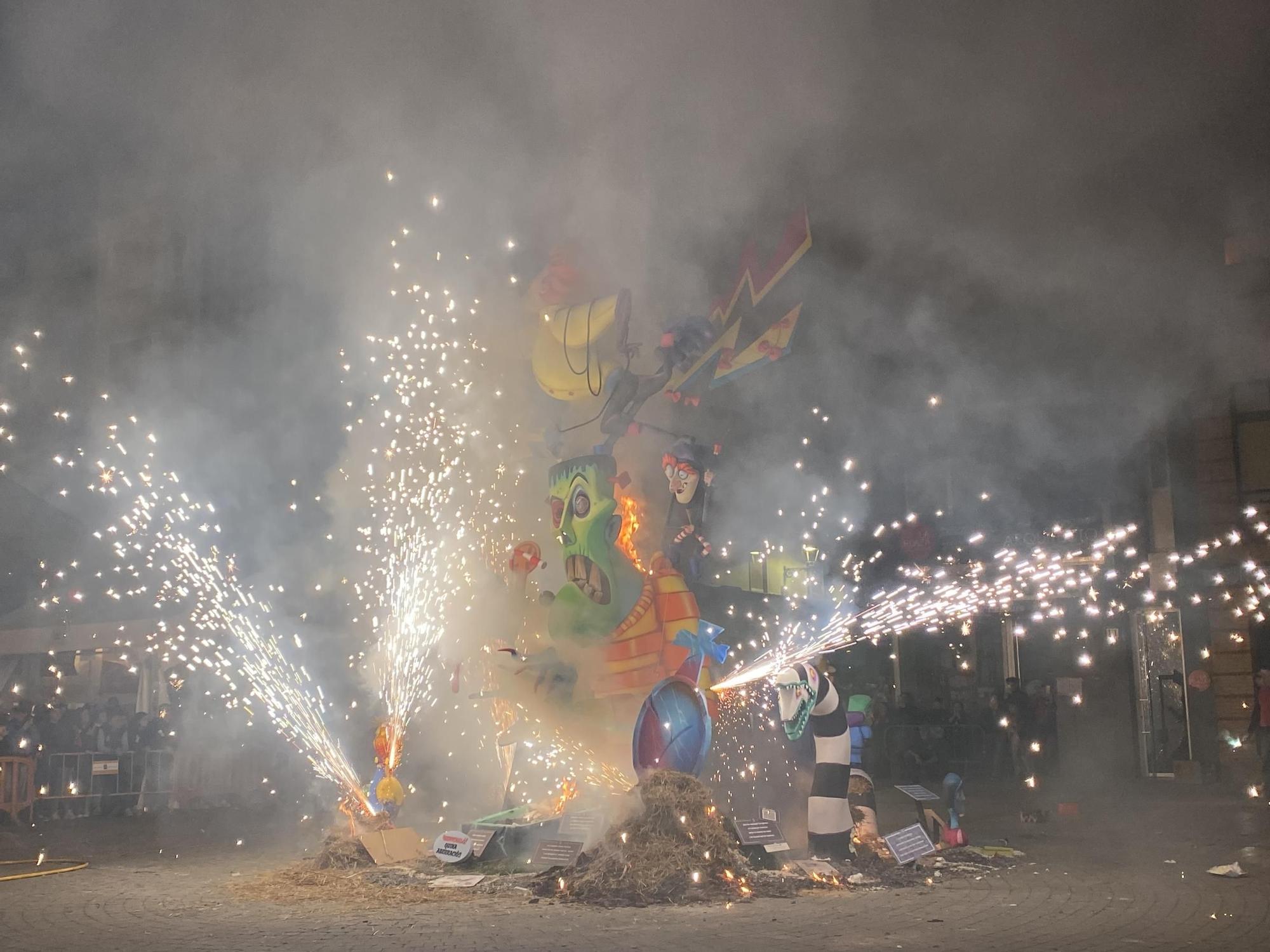 Galería I Fallas Benicarló: La comisión El Campanar cierra ciclo josefino con la 'cremà'