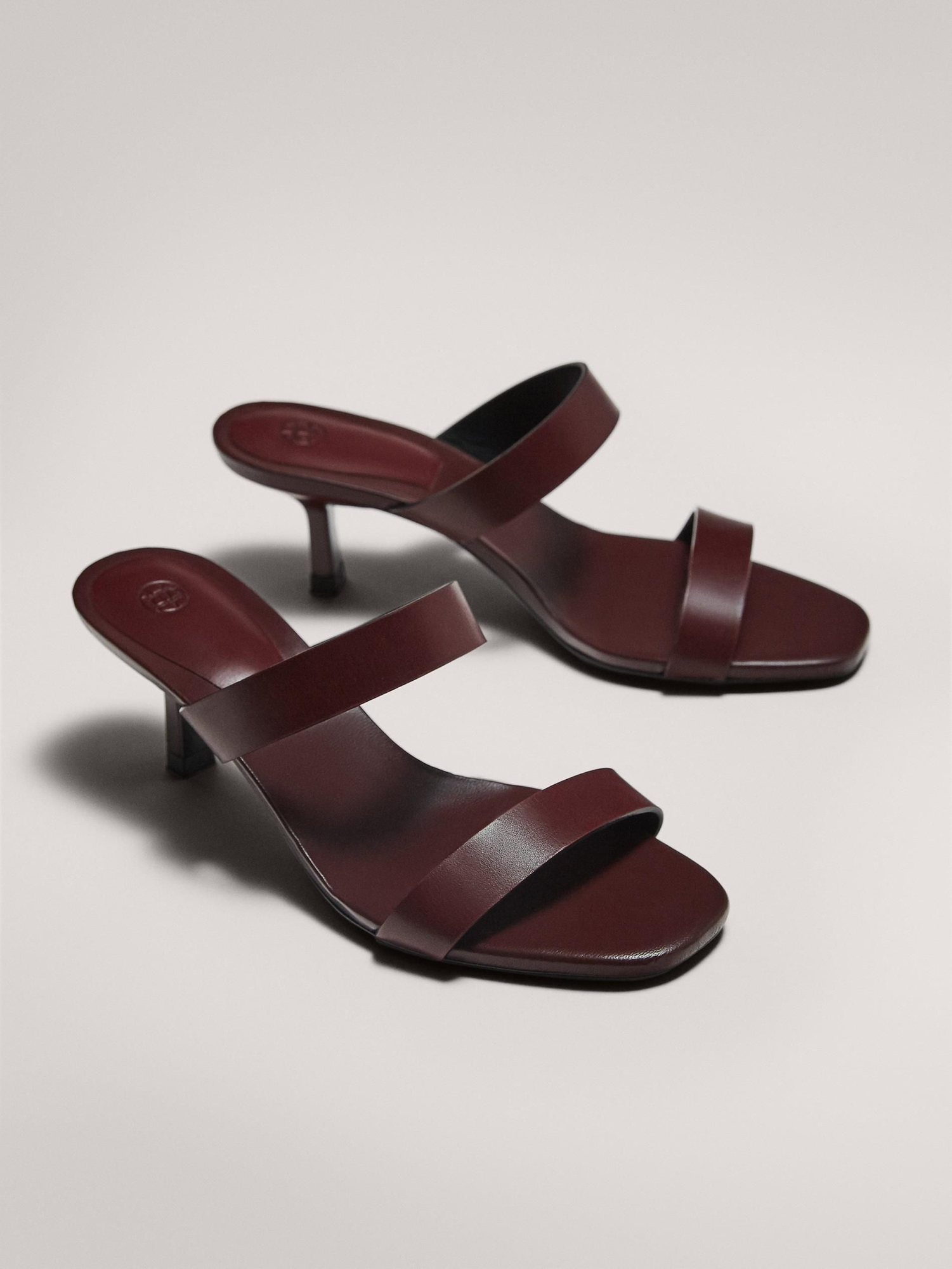 Sandalias granate de tacón, de Massimo Dutti