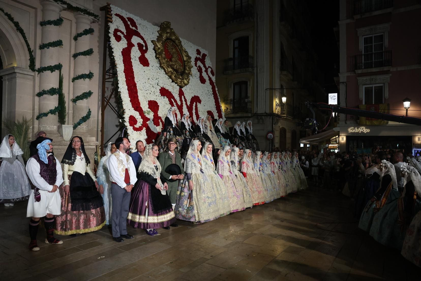 Berta y la corte completan la Ofrenda de Alicante