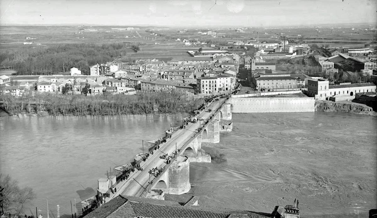 Vista del Arrabal en los años 30 con La Azucarera y la Estación del Norte.