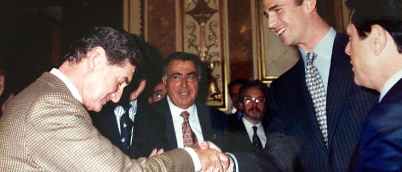 Alfonso Soriano Benítez de Lugo saluda a Felipe VI, cuando era Príncipe de Asturias