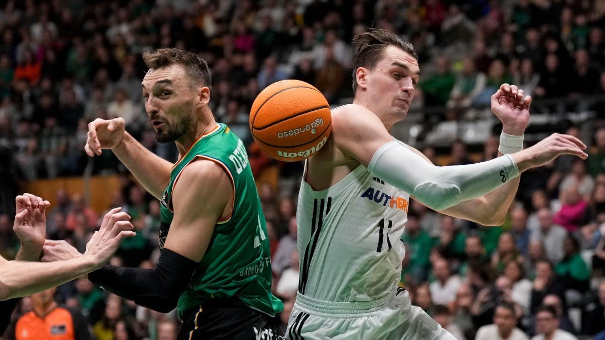 Sam Dekker y Mario Hezonja, durante un duelo entre el Joventut y el Real Madrid