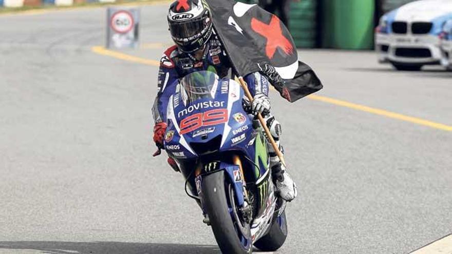 Jorge Lorenzo celebra con su bandera en la mano el triunfo en el Gran Premio de la República Checa.