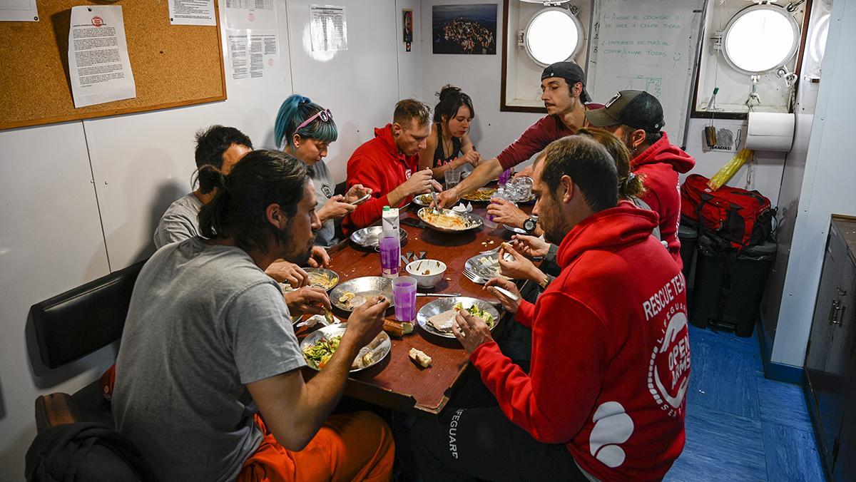 La tripulación del Open Arms ya está lista para zarpar y hacer llegar a los campamentos de refugiados en Grecia la ayuda humanitaria que han podido recoger, pero debido al mal tiempo, su salida prevista para hoy, se demora hasta la próxima semana.