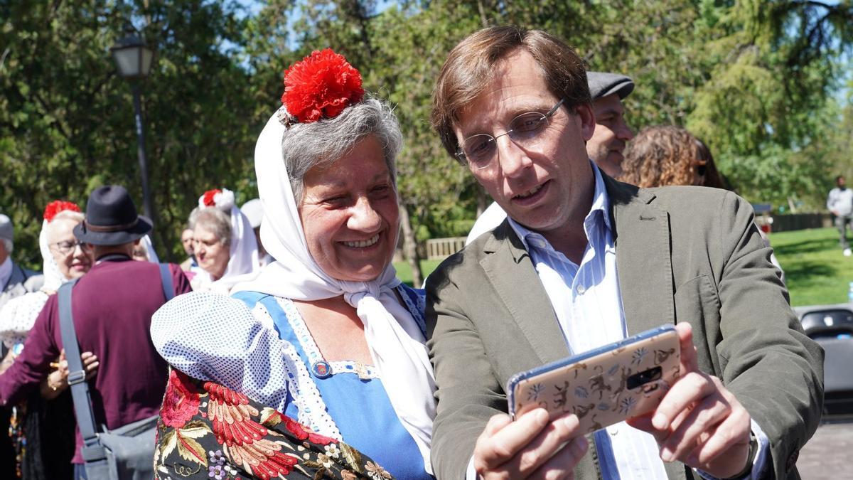 El alcalde de Madrid junto a una chulapa en la presentación de la programación de San Isidro 2022