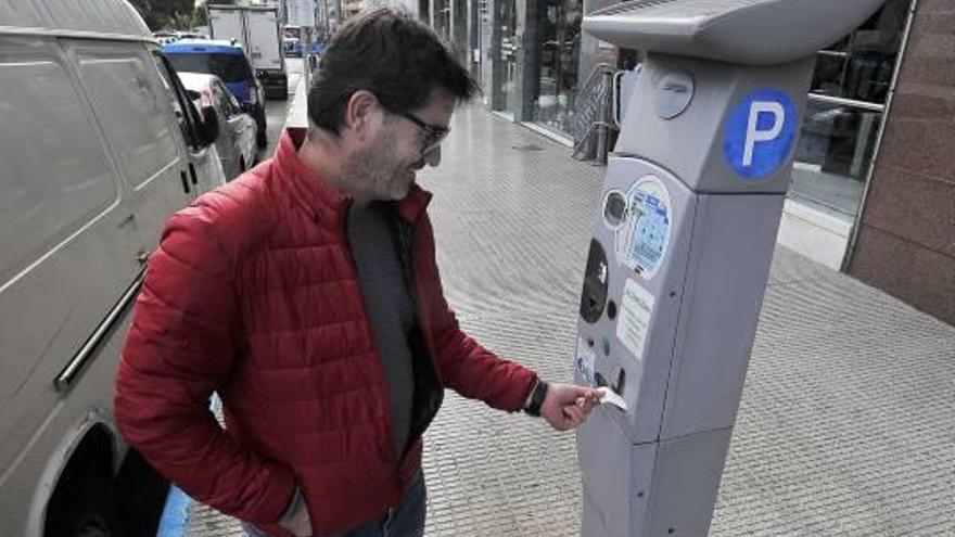 La renovación de los parquímetros permitirá pagar desde junio la ORA con tarjeta y móvil