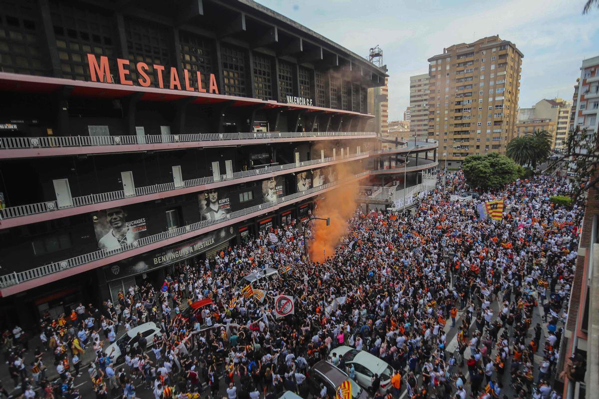 8 de mayo. Los alrededores de Mestalla vivieron la concentración de una numerosa manifestación de aficionados contra la gestión del propietario del Valencia CF. Peter Lim 8 de mayo. Los alrededores de Mestalla vivieron la concentración de una numerosa manifestación de aficionados contra la gestión del propietario del Valencia CF. Peter Lim