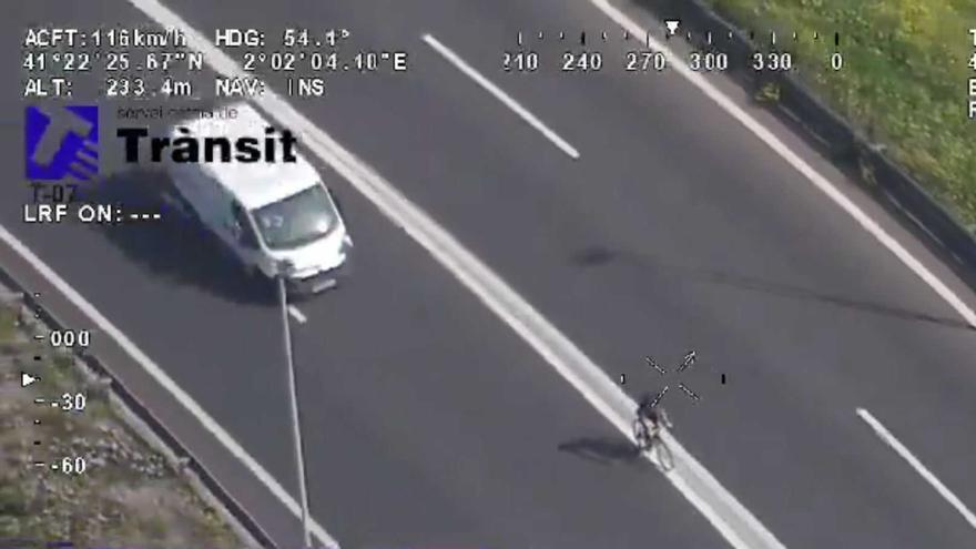 Vídeo | Enxampen un ciclista circulant temeràriament per l&#039;autopista