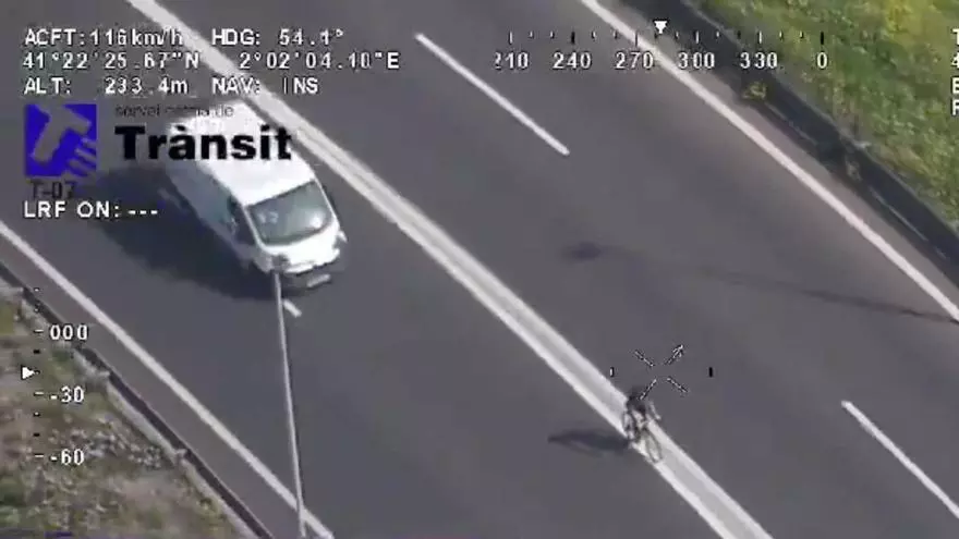 Vídeo | Enxampen un ciclista circulant temeràriament per l'autopista