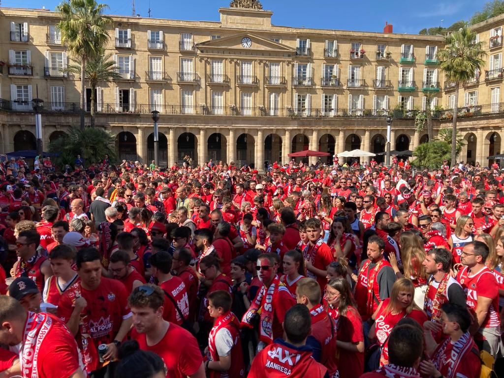 Més de 3.000 aficionats del Baxi omplen els carrers de Bilbao