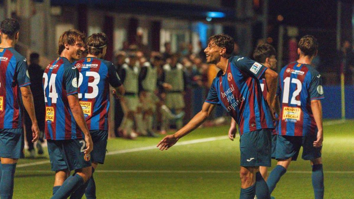 Youssef Zayzoun celebra un dels set gols que ha fet amb l'Escala