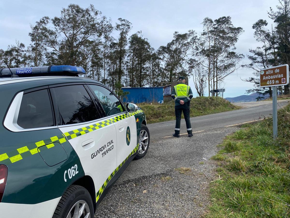 Un agente de la Guardia Civil en el lugar donde se produjeron los hechos.
