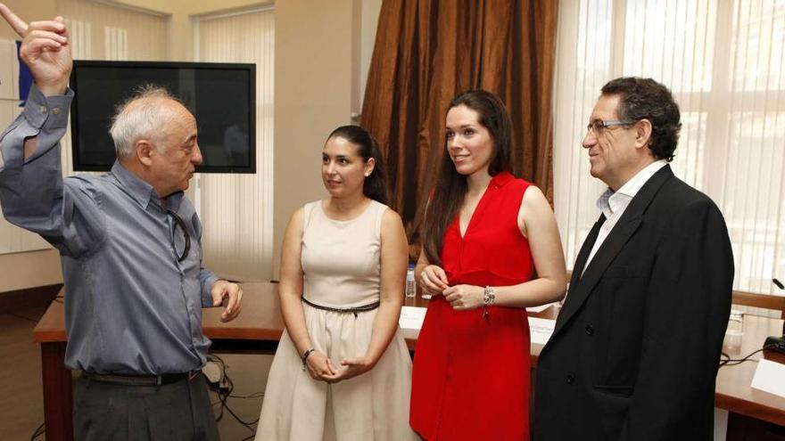 De derecha a izquierda, Juan Carlos Casimiro, Elena Miró, Paula Lueje y José M.ª Martínez, ayer, en Laboral Ciudad de la Cultura.