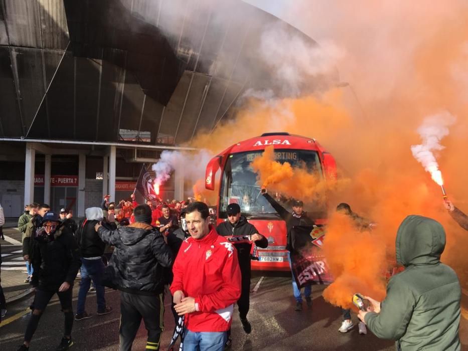 Derbi asturiano: La afición del Sporting madruga para alentar al equipo en El Molinón