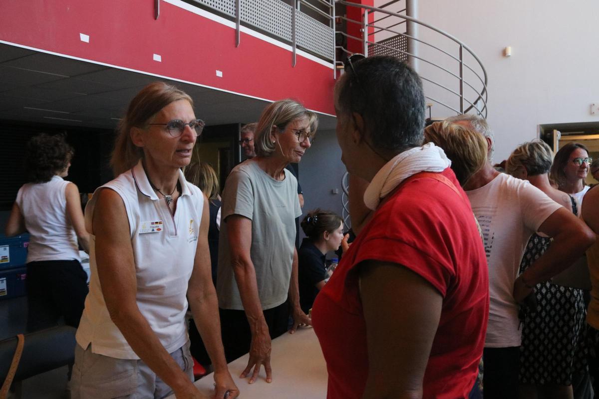 Afectats rebent informació a l'entrada.