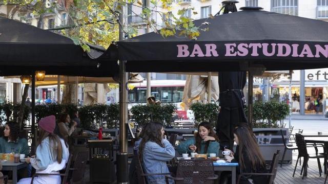 El Bar Estudiantil, ubicat davant l’edifici històric de la UB. | ELISENDA PONS