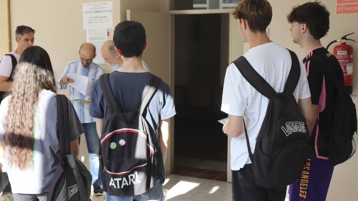 Alumnos esperando para entrar en una de las aulas, esta mañana.