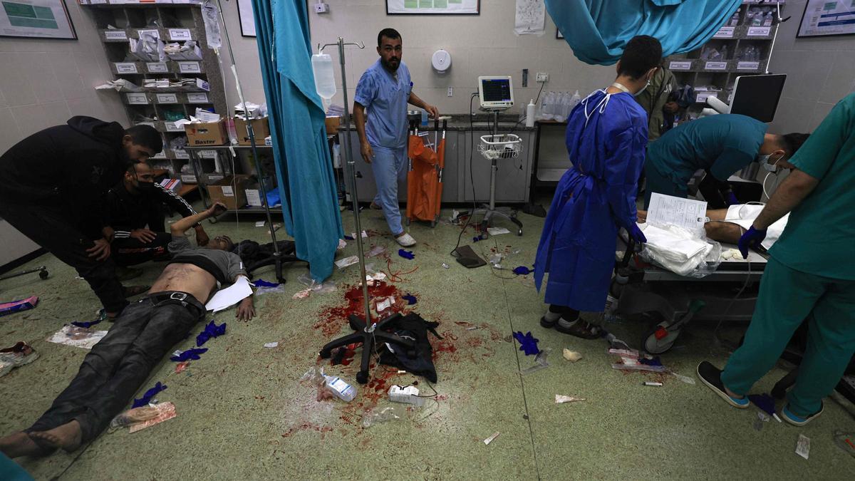 Varios médicos atienden a heridos en una sala del Hospital Nasser de Jan Yunes, el principal del sur de la Franja de Gaza, este domingo.
