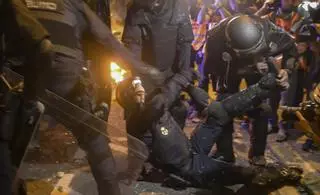 Un policía vigués, herido de gravedad por radicales en los disturbios de Barcelona