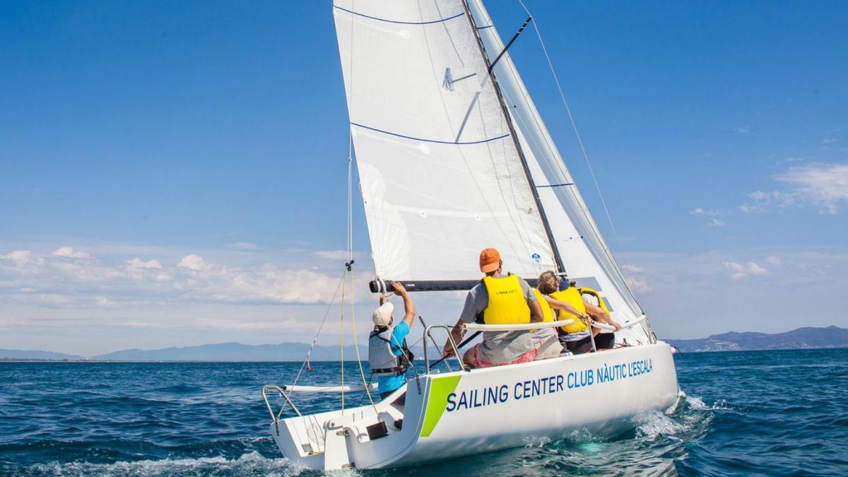 Una embarcació de vela de creuer durant una sortida d’aprenentatge