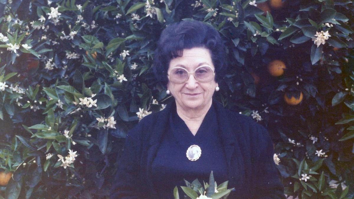 Carmen Piera, ya viuda, en el campo de su familia.