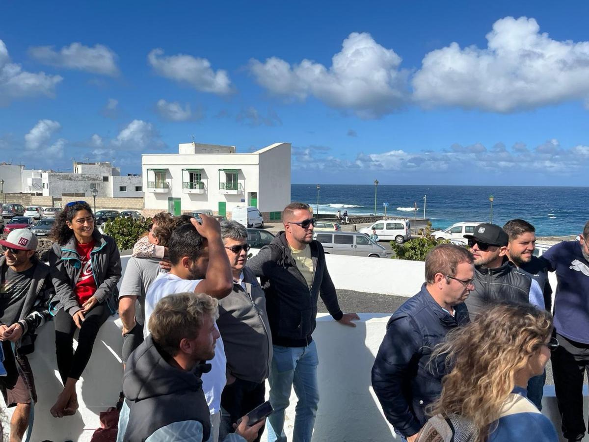 Algunos de los ciudadanos participantes en la manifestación en contra del emisario submarino de salmuera en La Santa.