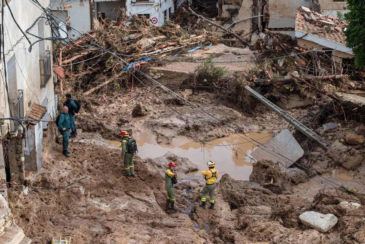 Bomberos y Guardia Civil trabajan en la zona más afectada por la riada en Letur.