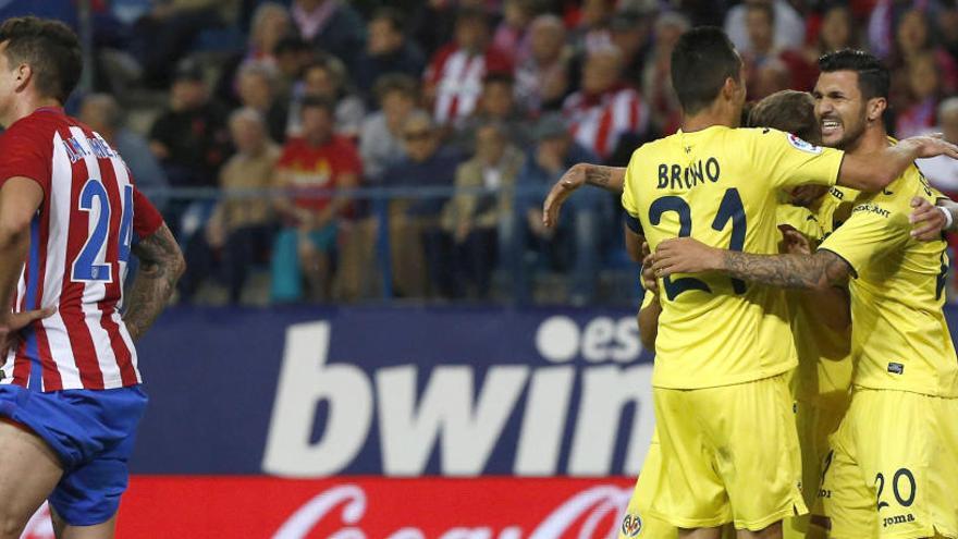 Los jugadores del Villarreal celebran el gol de Soriano.