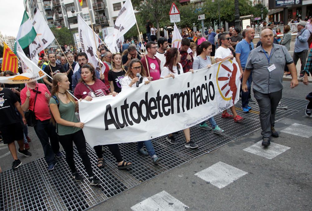 Una protesta ultra revienta la manifestación del Nou d'Octubre en València