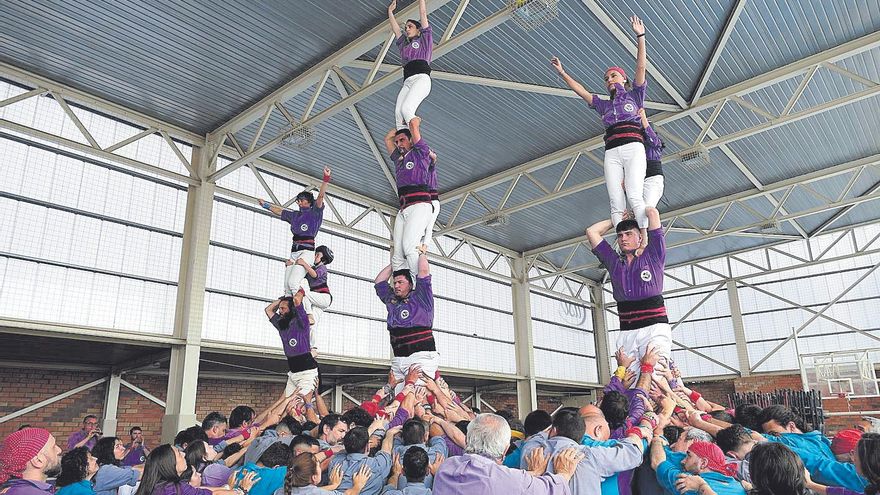 La pluja no atura els castellers però sí que fa ajornar els focs