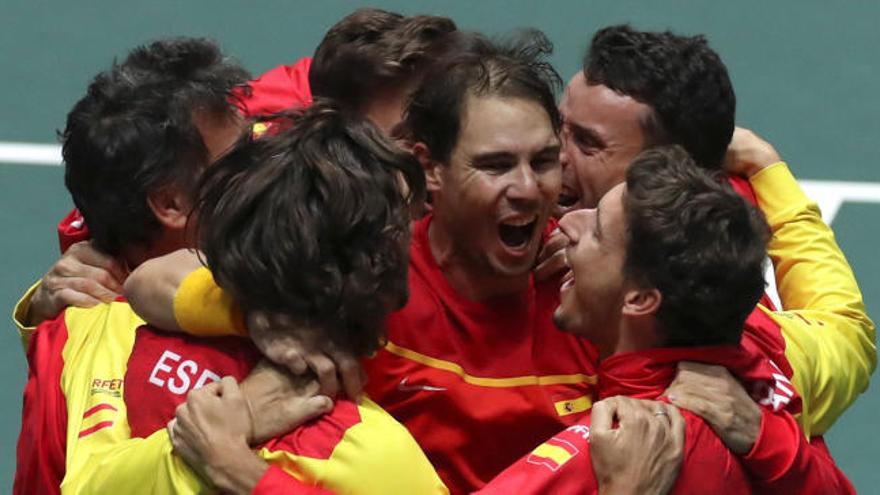 Rafa Nadal, abrazado por Roberto Bautista y el resto del equipo español