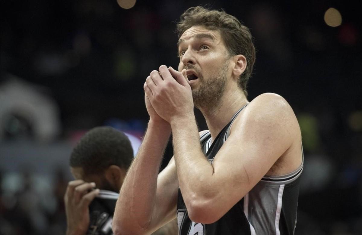 segea36742959 san antonio spurs center pau gasol  of spain  comes back dow170102092046