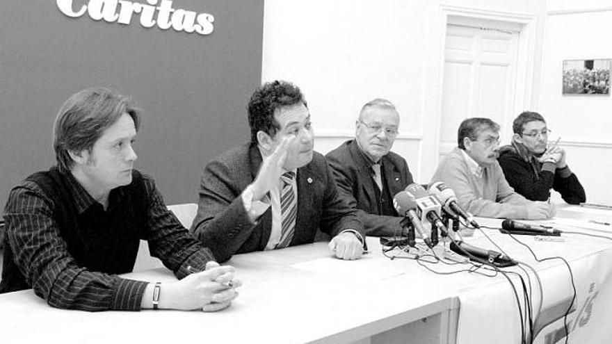 Javier Mahía (Accem), Adolfo Rivas (Cáritas), Fernández Corte (Cruz Roja), Luis Manuel Flórez (Proyecto Hombre) y  Víctor García (Secretariado Gitano), ayer, en la sede ovetense de Cáritas.