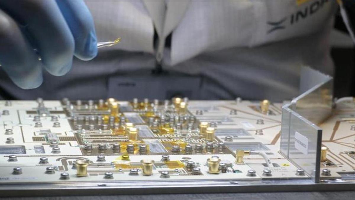 Indra Group y Maxwell Applied Technologies firman un acuerdo estratégico