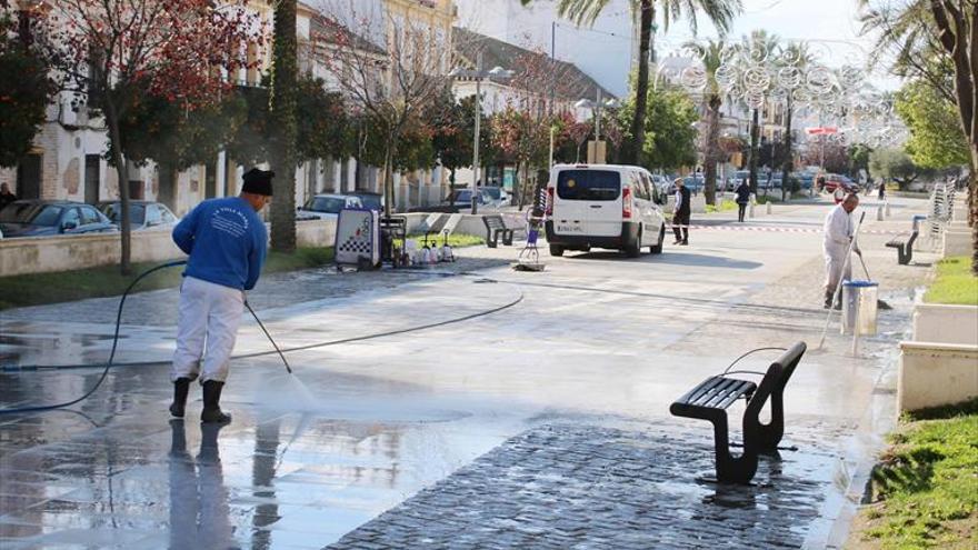 Comienza la limpieza integral del paseo de Carlos III