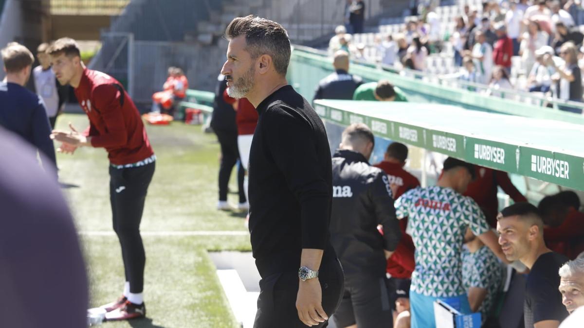 Iván Ania durante el Córdoba CF-Elche.