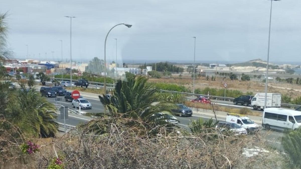 Retenciones en la circulación por el incendio de vegetación junto a la GC 1, a la altura de Vecindario.