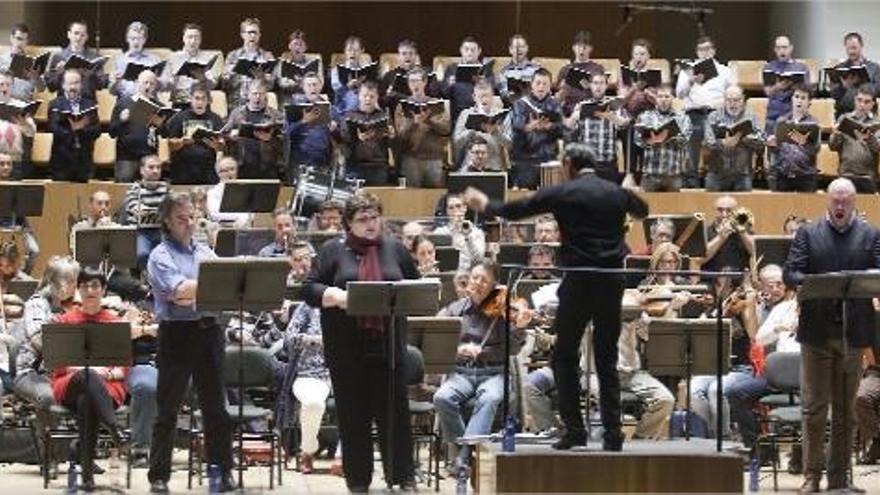 Gómez Martínez dirige a los solistas, la orquesta y el Cor en uno de los ensayos de &quot;Roger de Flor&quot; en el Palau de la Música .