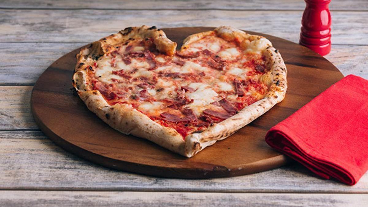 Pizza con forma de corazón para el Día de San Valentín