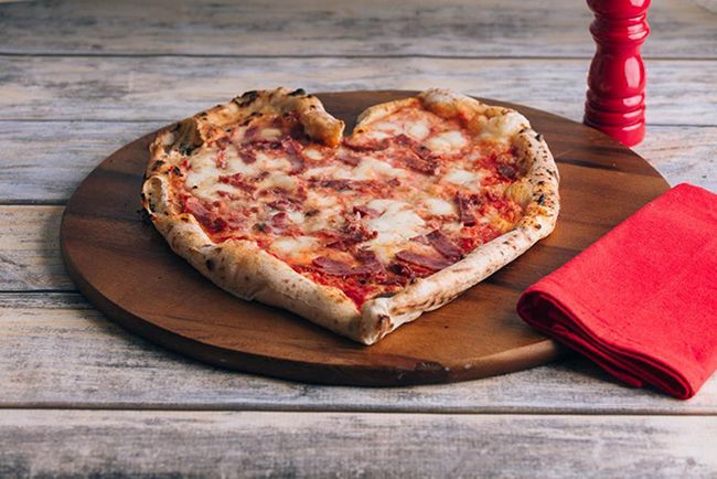 Pizza con forma de corazón para el Día de San Valentín